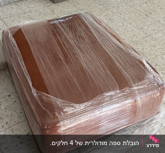 מזרן עטוף בניילון על רצפה